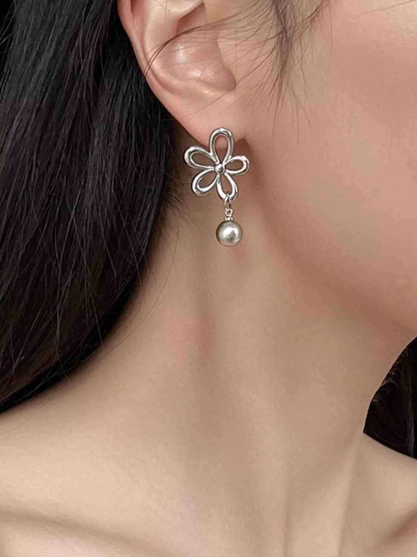 Flower pearl drop earrings in 925 silver — additional view 2