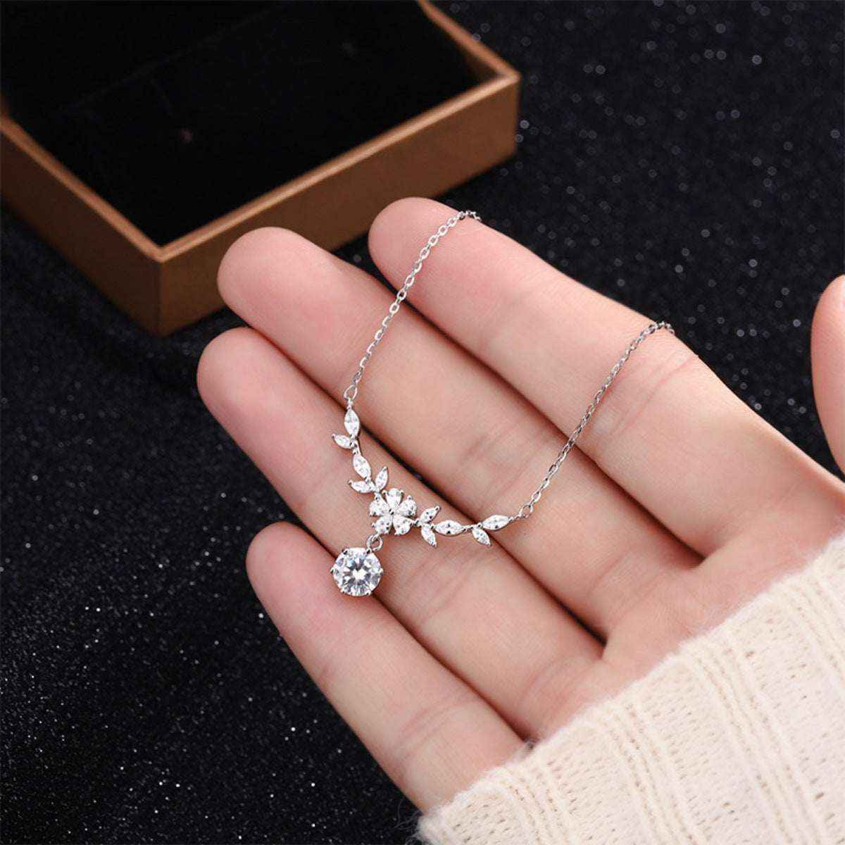 Leaf Flower Necklace with Cubic Zirconia (Silver-Plated) Sekundär produktbild