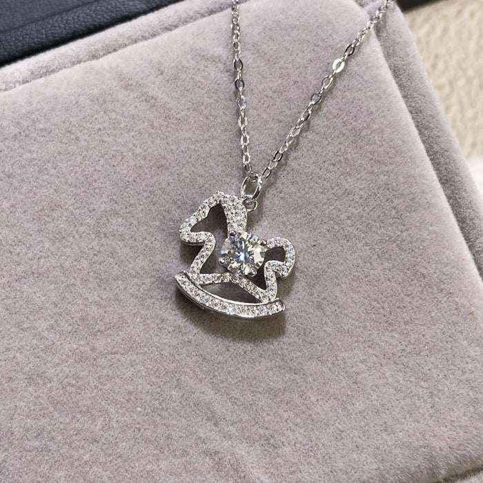 Moissanite rocking horse necklace in 925 silver — primary view Huvudsaklig produktbild