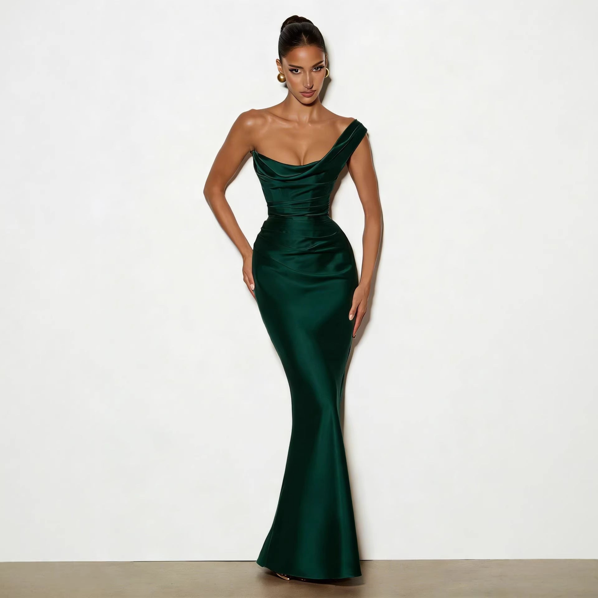 Model wearing the One-Shoulder Sleeveless Evening Dress 主图