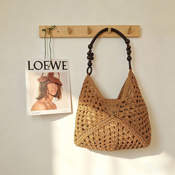 Shoulder bag magnetic buckle closure detail