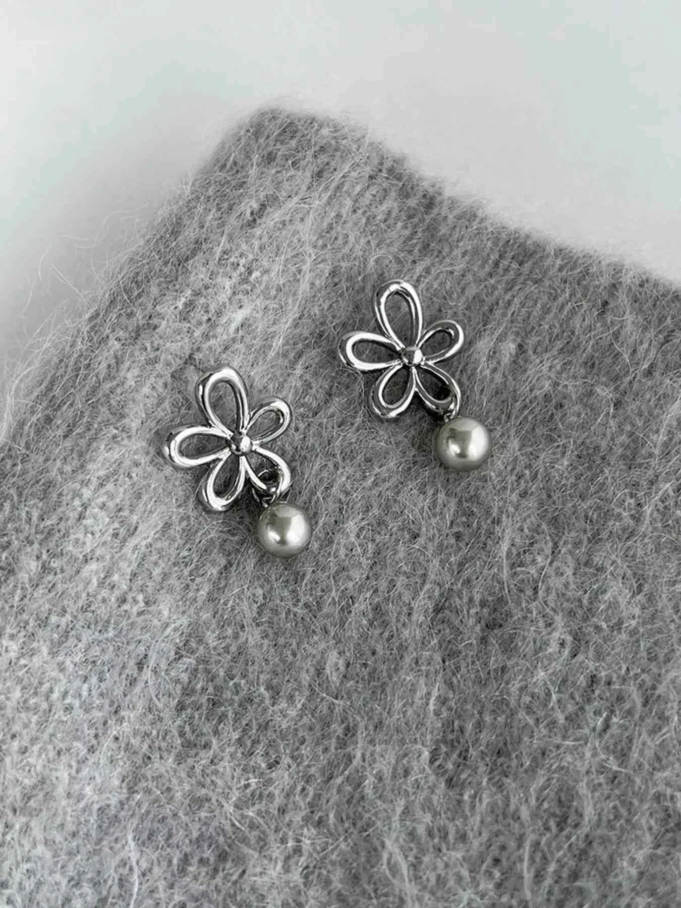 Flower pearl drop earrings in 925 silver — additional view 7