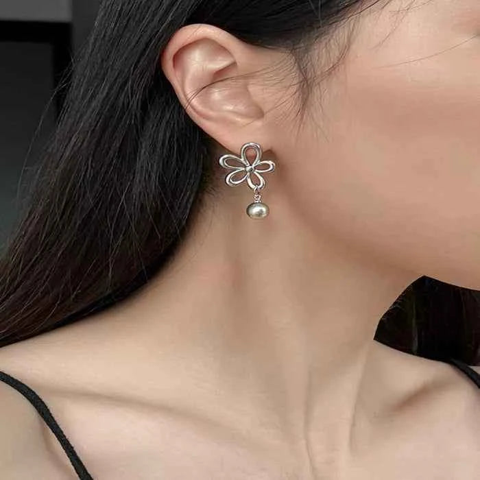 Flower pearl drop earrings in 925 silver — primary view Main image