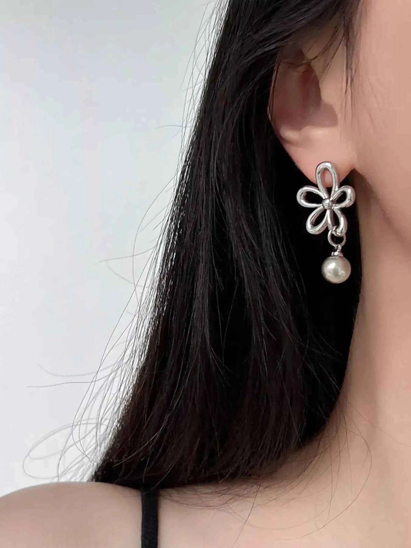 Flower pearl drop earrings in 925 silver — additional view 3