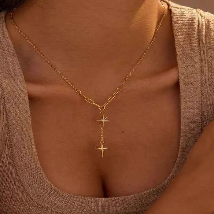 Star and cross pendant necklace in 18K gold-plated finish — primary view メイン画像