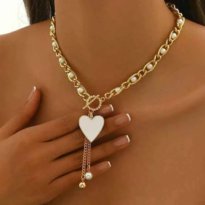 Pearl heart necklace in 18K gold-plated finish — primary view Huvudsaklig produktbild