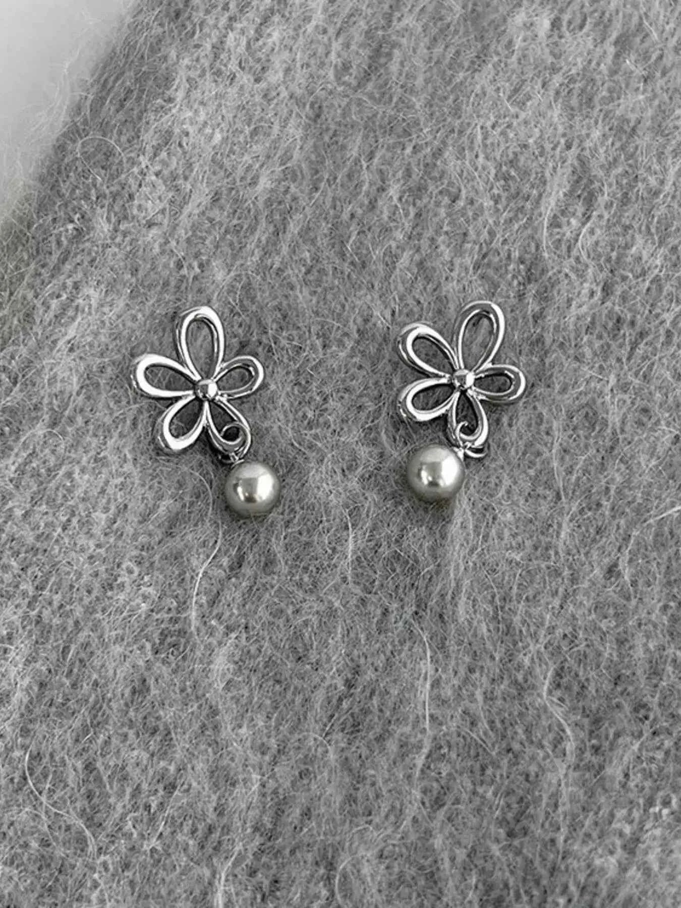 Flower pearl drop earrings in 925 silver — additional view 6