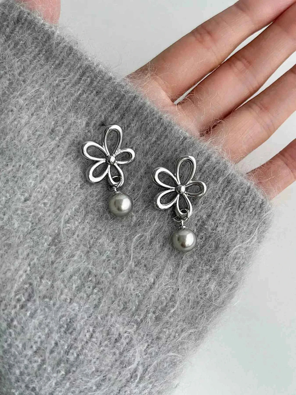Flower pearl drop earrings in 925 silver — additional view 4