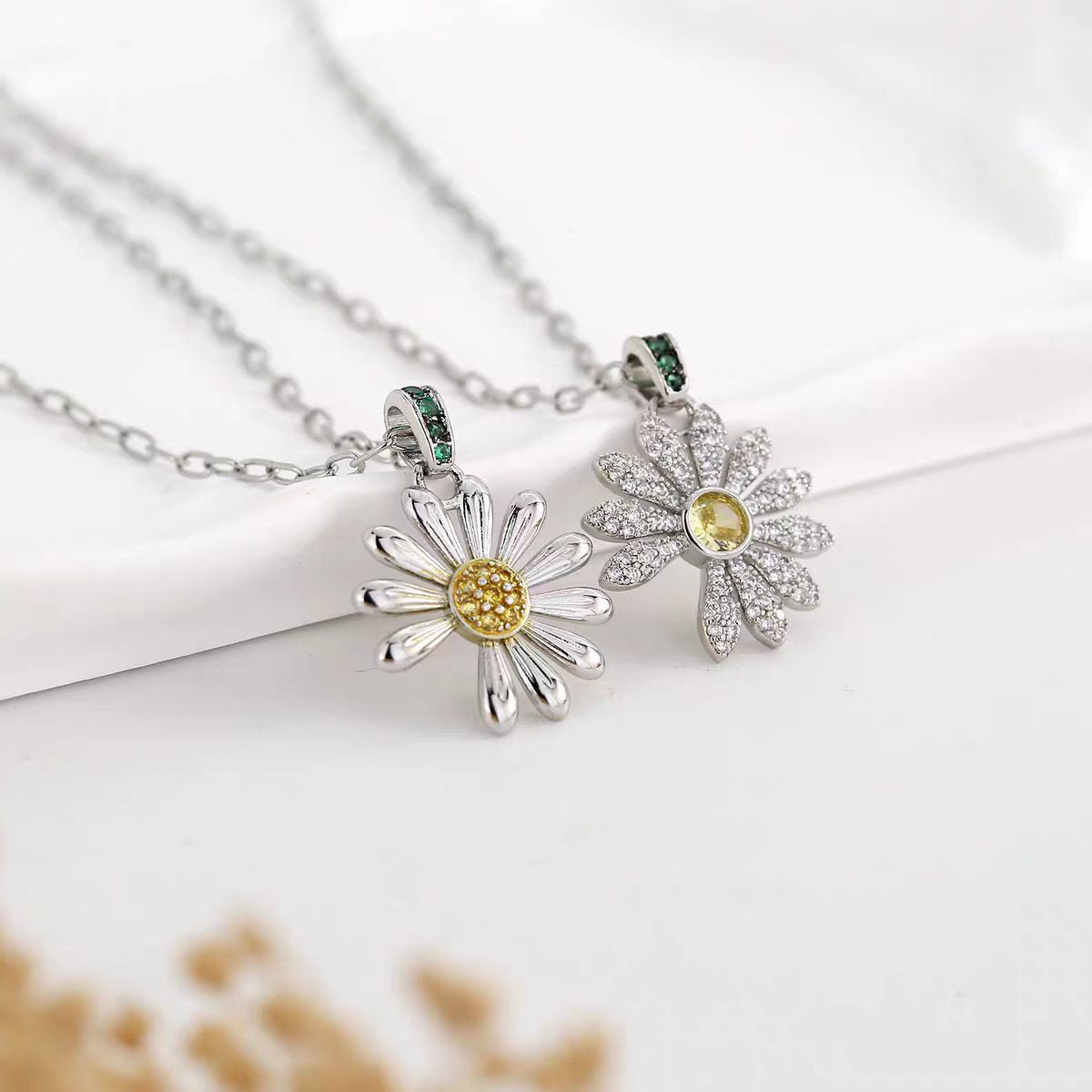 Delicate Daisy Flower Necklace - Splashis