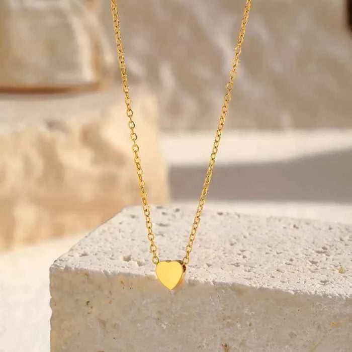 Heart pendant necklace in 18K gold-plated finish — primary view メイン画像